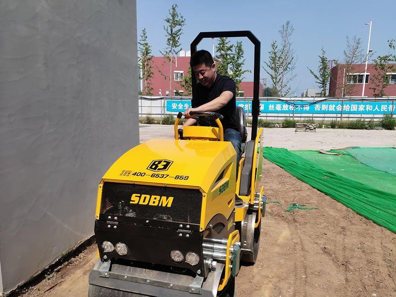座駕振動壓路機在惡劣環(huán)境下如何工作？