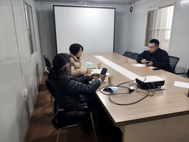 國(guó)外客戶來(lái)我廠考察，試駕奔馬小型壓路機(jī)