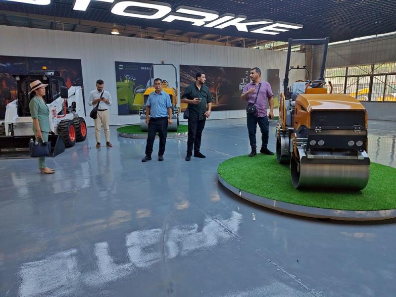 國外客戶來我廠參觀考察小型壓路機，并達(dá)成合作意向